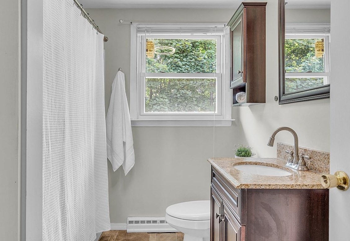 2 Hemlock St, Hudson NH 03051-4721 exterior