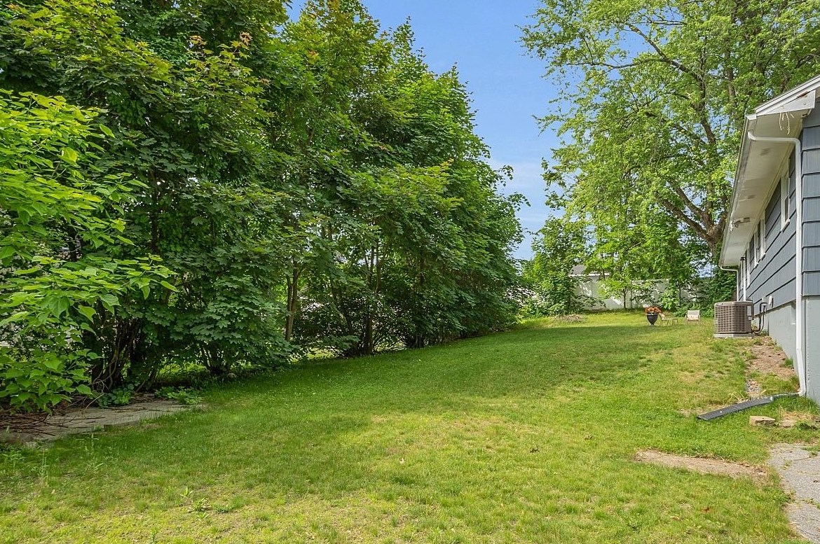 2 Hemlock St, Hudson NH 03051-4721 exterior