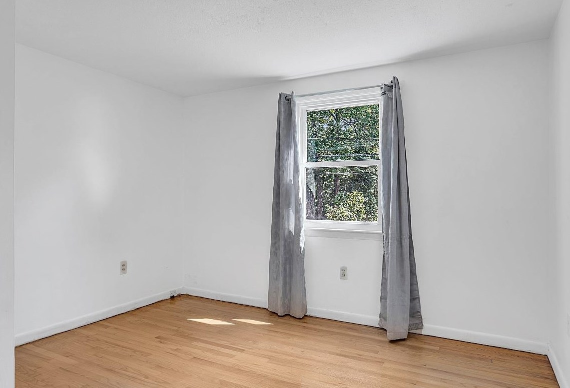 2 Hemlock St, Hudson NH 03051-4721 exterior