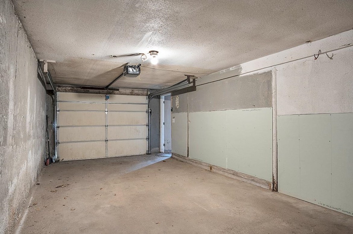 2 Hemlock St, Hudson NH 03051-4721 exterior