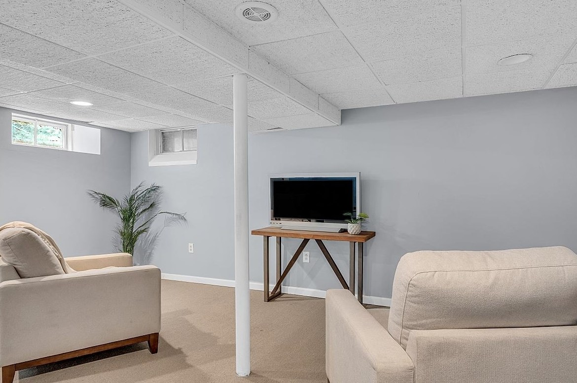 2 Hemlock St, Hudson NH 03051-4721 exterior