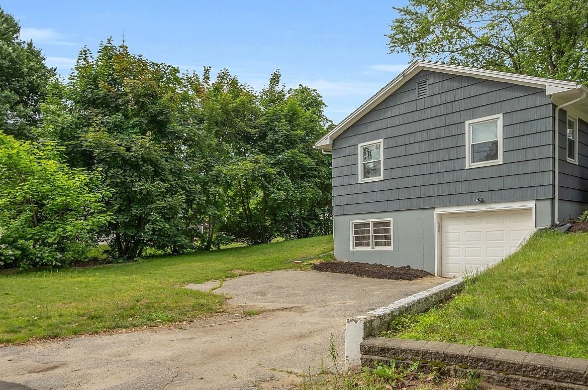 2 Hemlock St, Hudson NH 03051-4721 exterior