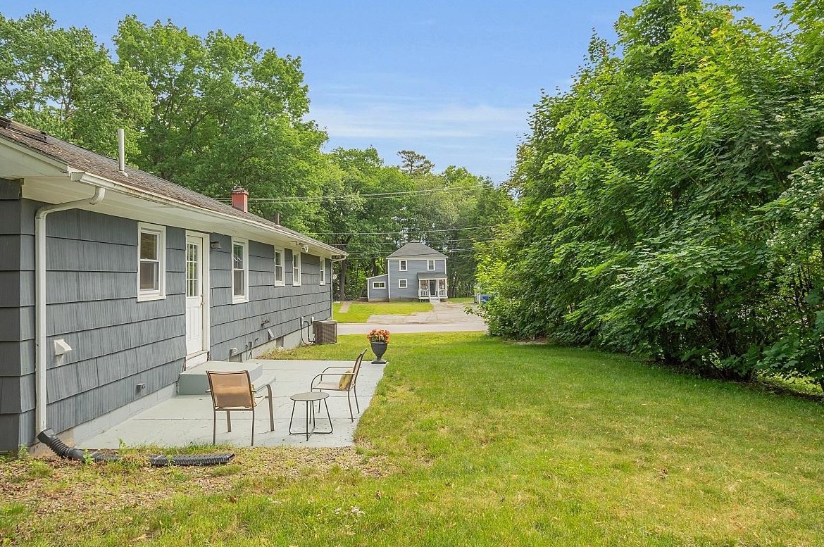 2 Hemlock St, Hudson NH 03051-4721 exterior