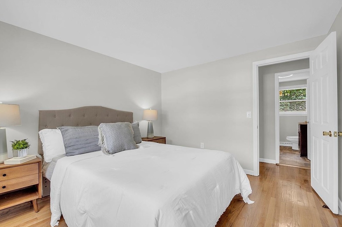 2 Hemlock St, Hudson NH 03051-4721 exterior