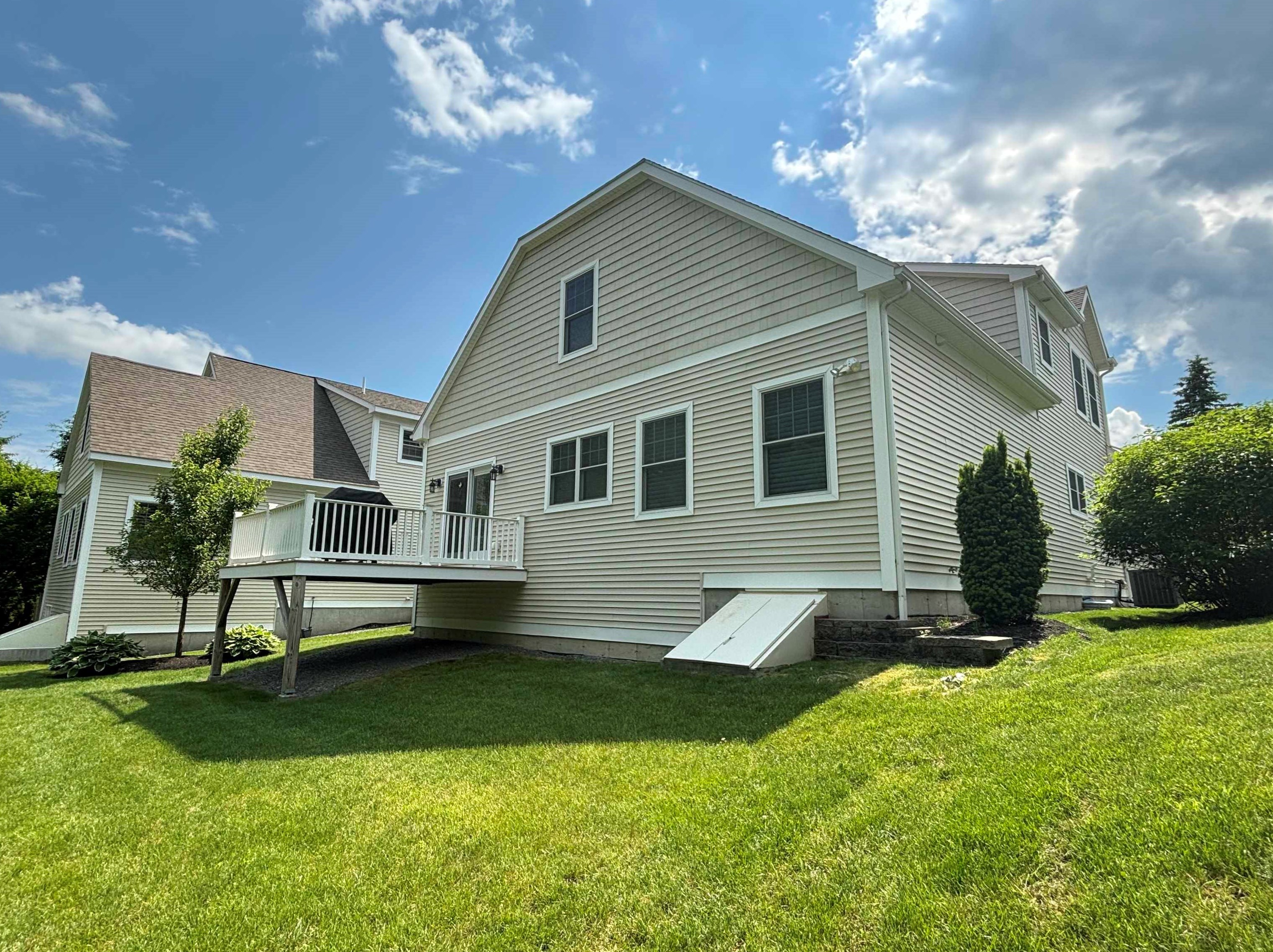 5 Metea Ln, Manchester, NH 03110-6936
