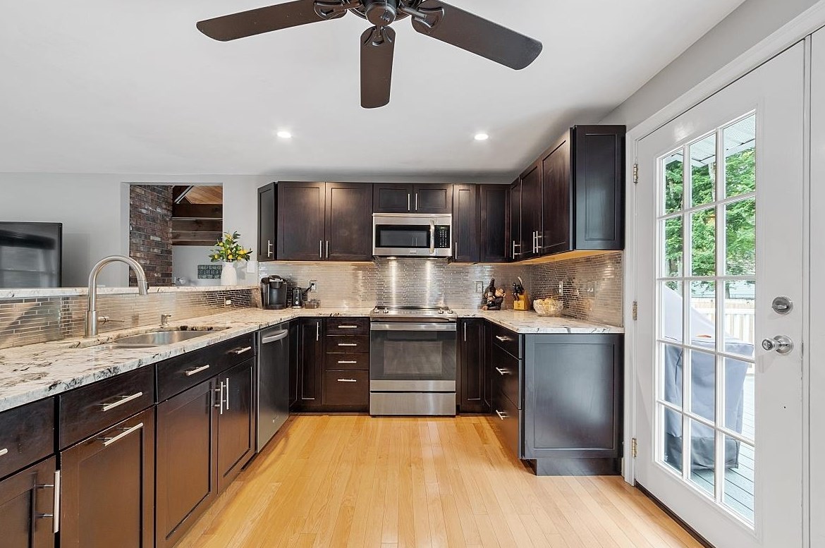 4 Hickory Ln, Merrimack NH 03054-2720 exterior