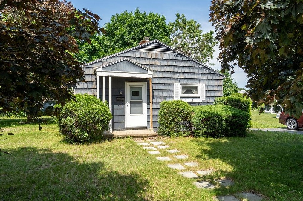 12 Conant Dr, Concord, NH 03301-2336