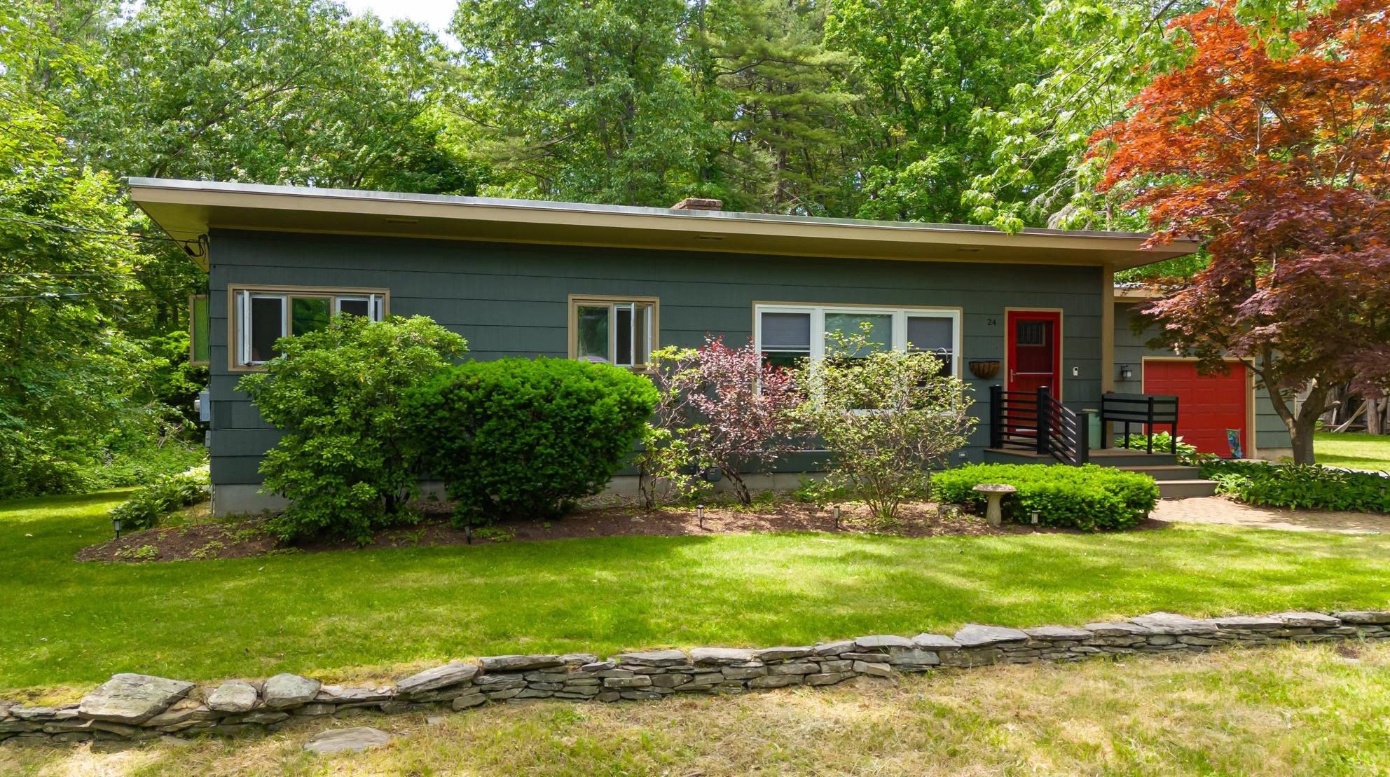 24 Savoie St, Manchester, NH 03110-5826