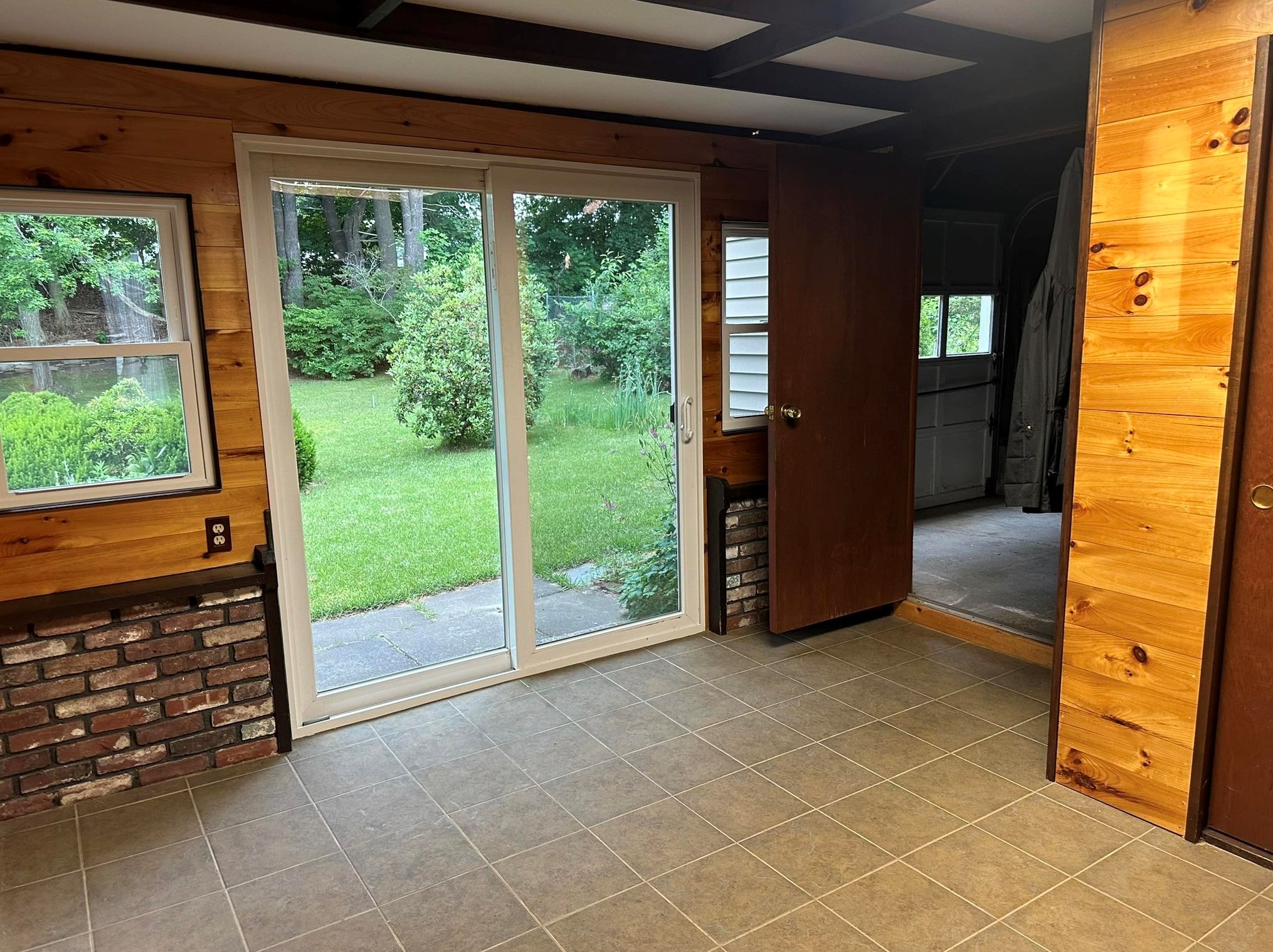 99 Lois St, Manchester NH 03103-3078 exterior