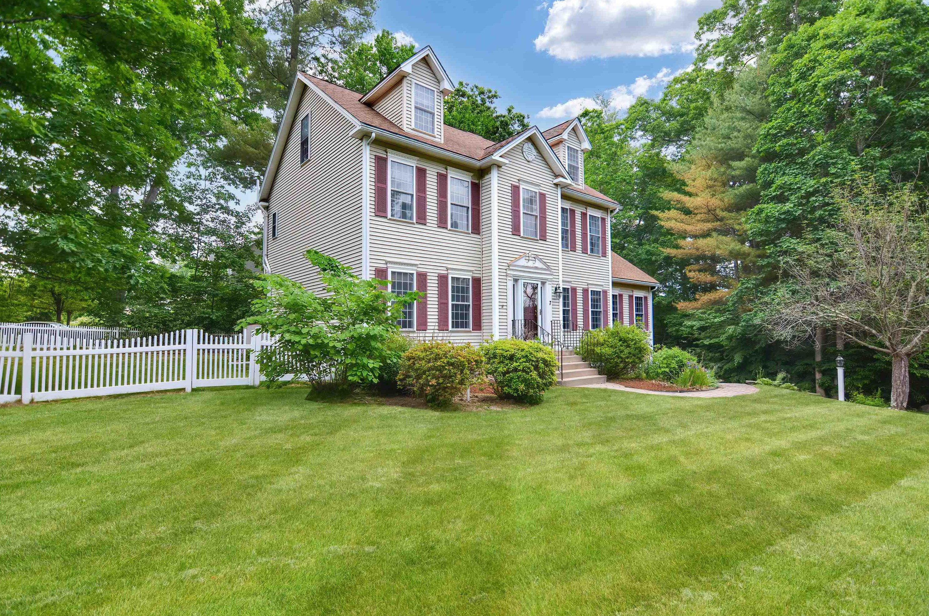 7 Sentry Rd, Manchester, NH 03110-5649