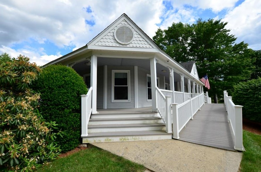 9 Glencliff Way, Nashua NH  03063-7008 exterior