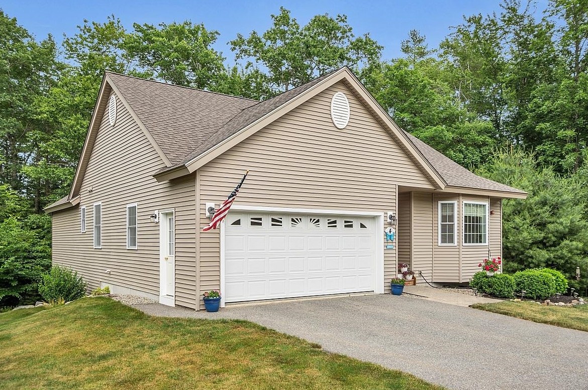 4 Cedar Ln, Newton, NH 03858