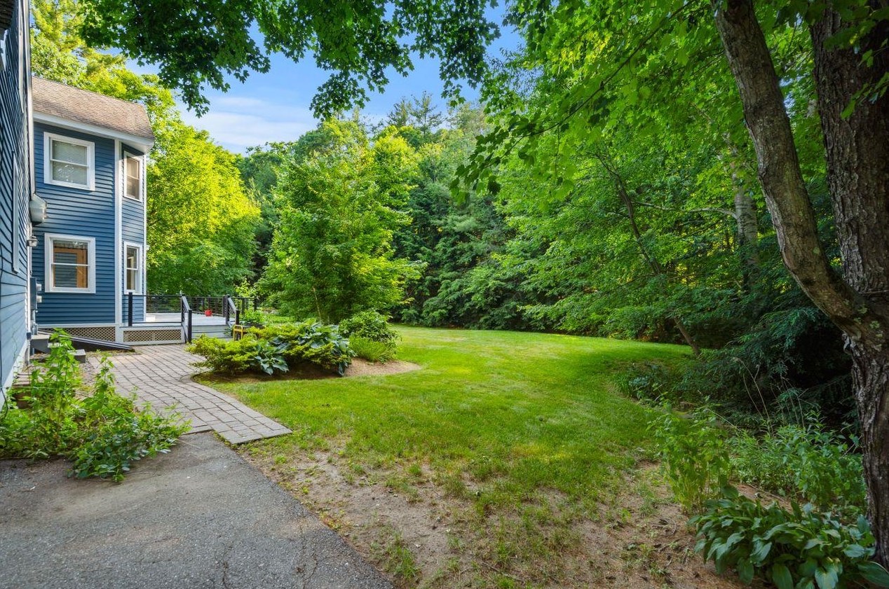23 Merrymeeting Dr, Merrimack NH  03054-2934 exterior