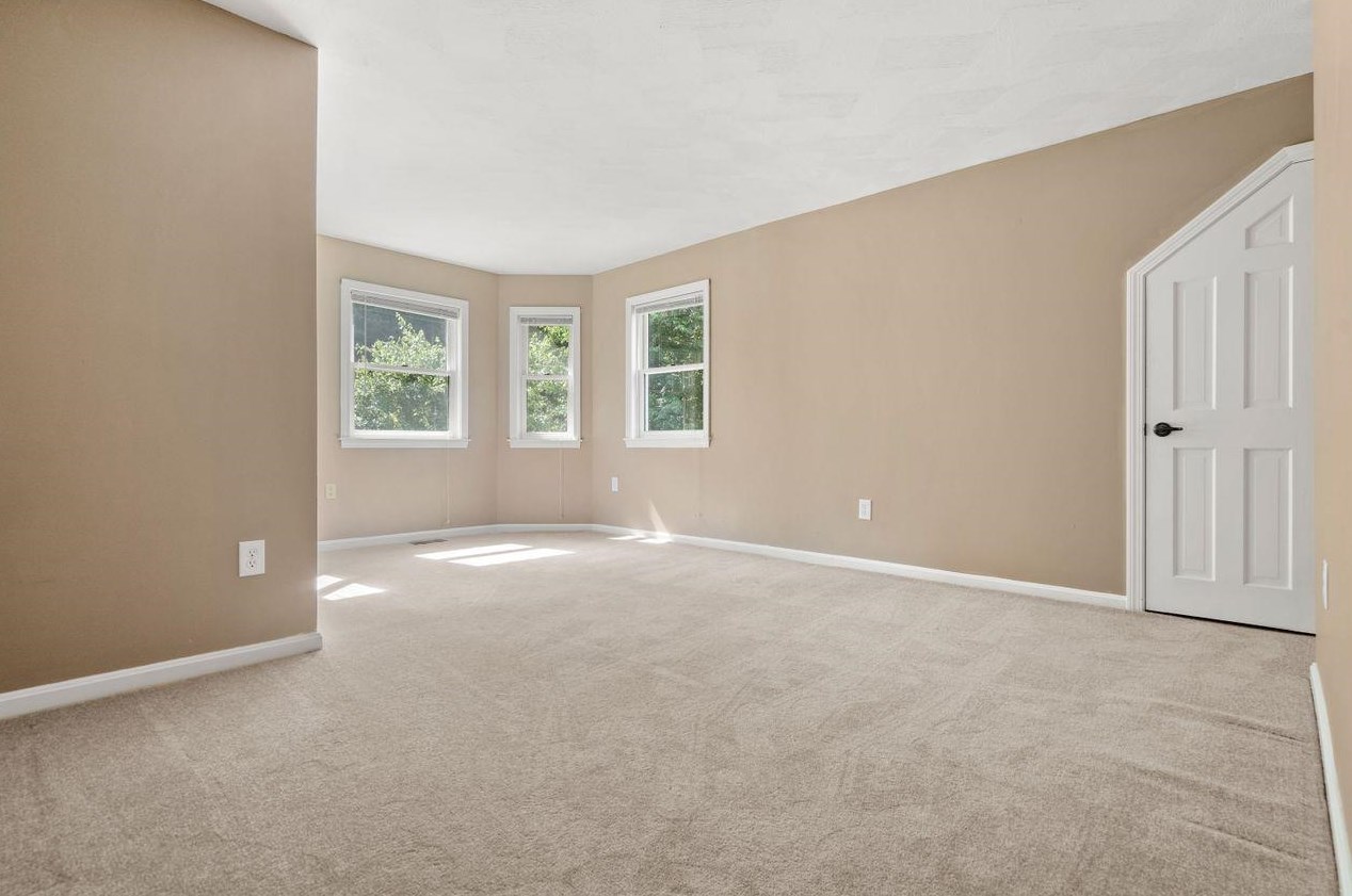 23 Merrymeeting Dr, Merrimack NH  03054-2934 exterior