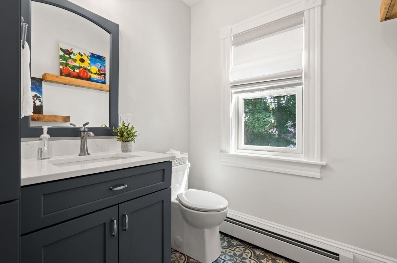 603 Hanover St, Manchester NH  03104-5307 exterior