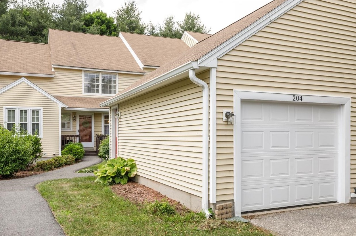 204 Winding Pond Rd, Londonderry, NH 03053 exterior