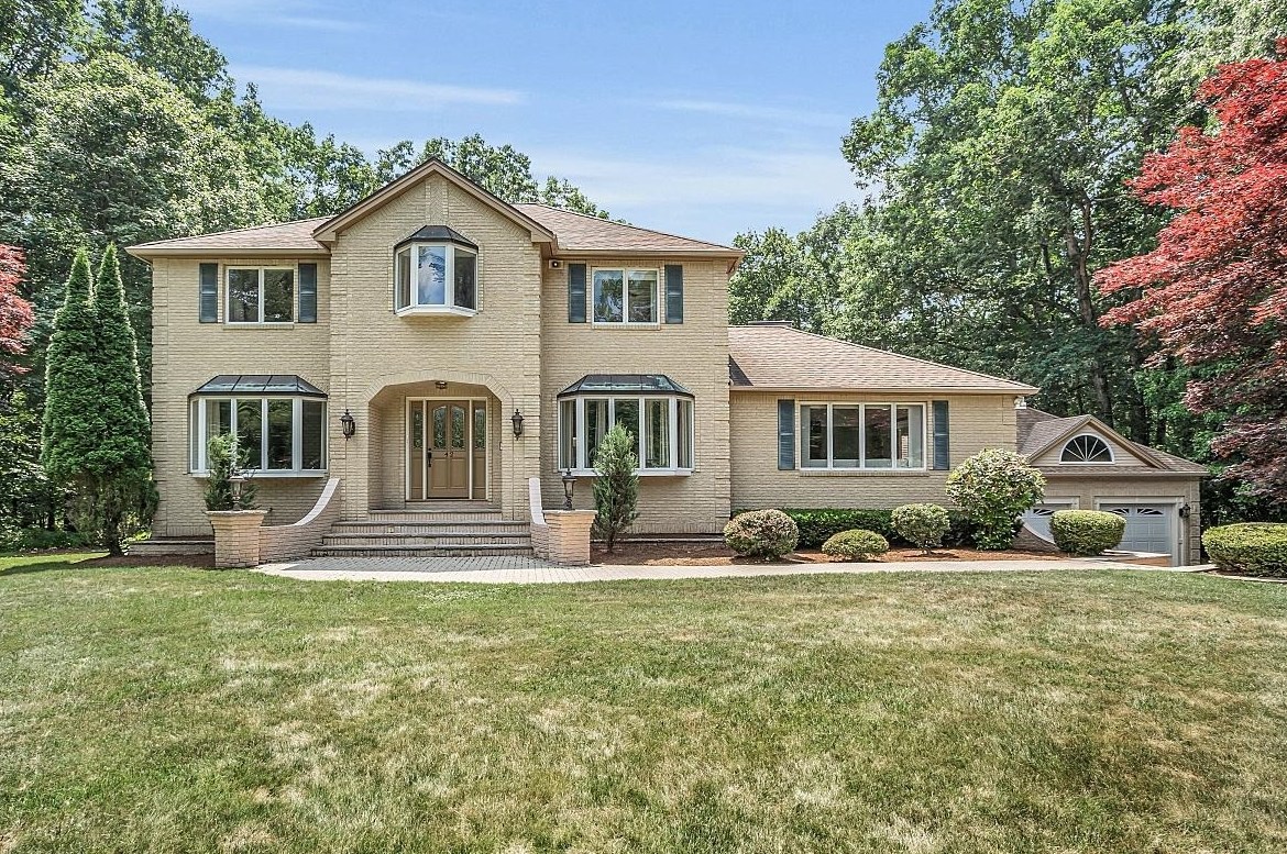 42 Golden Oaks Dr, Salem, NH 03079