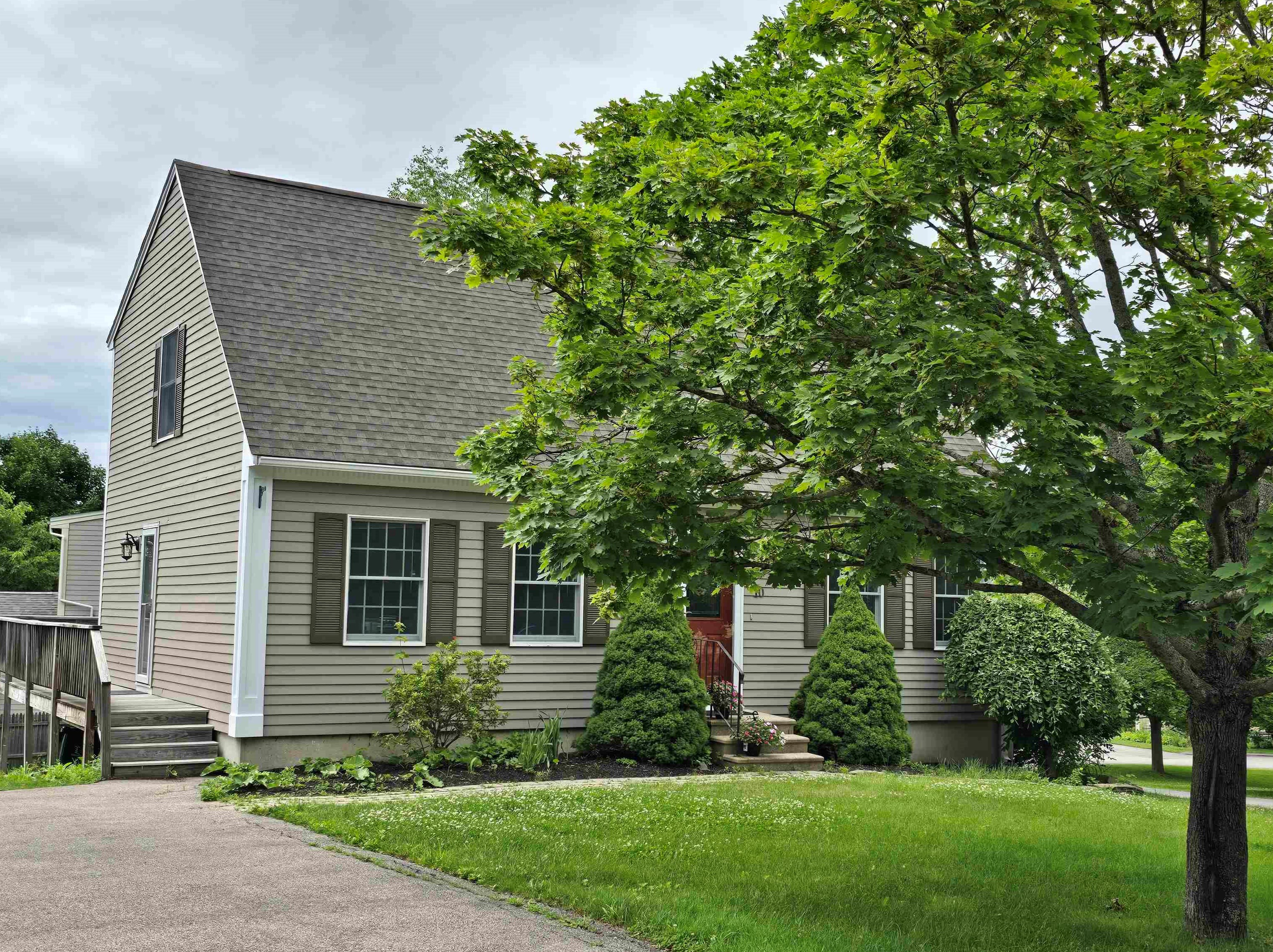 10 Cobble Hill Dr, Dover, NH 03820