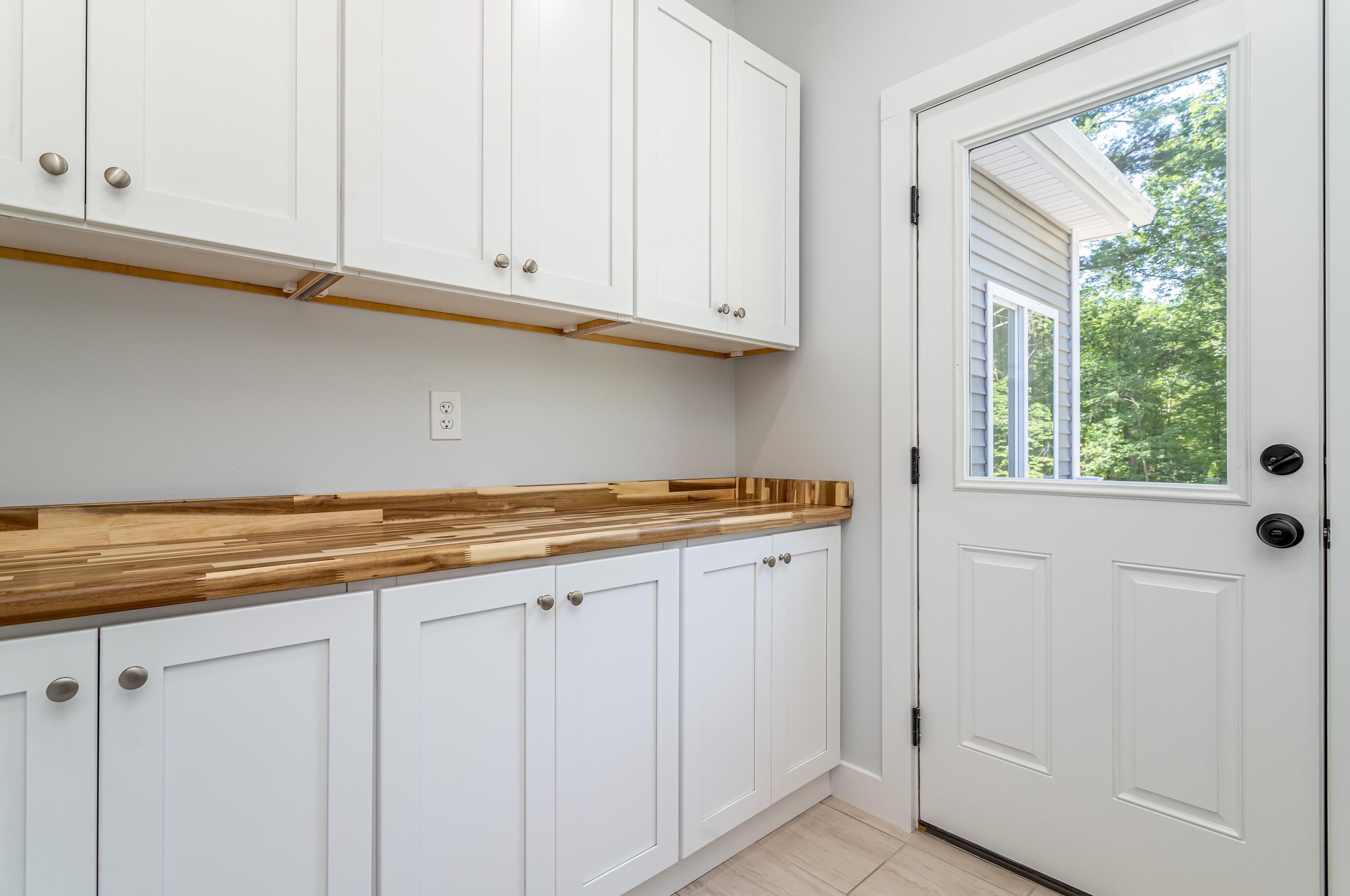 46 High St, Stratham NH  03885-2216 exterior