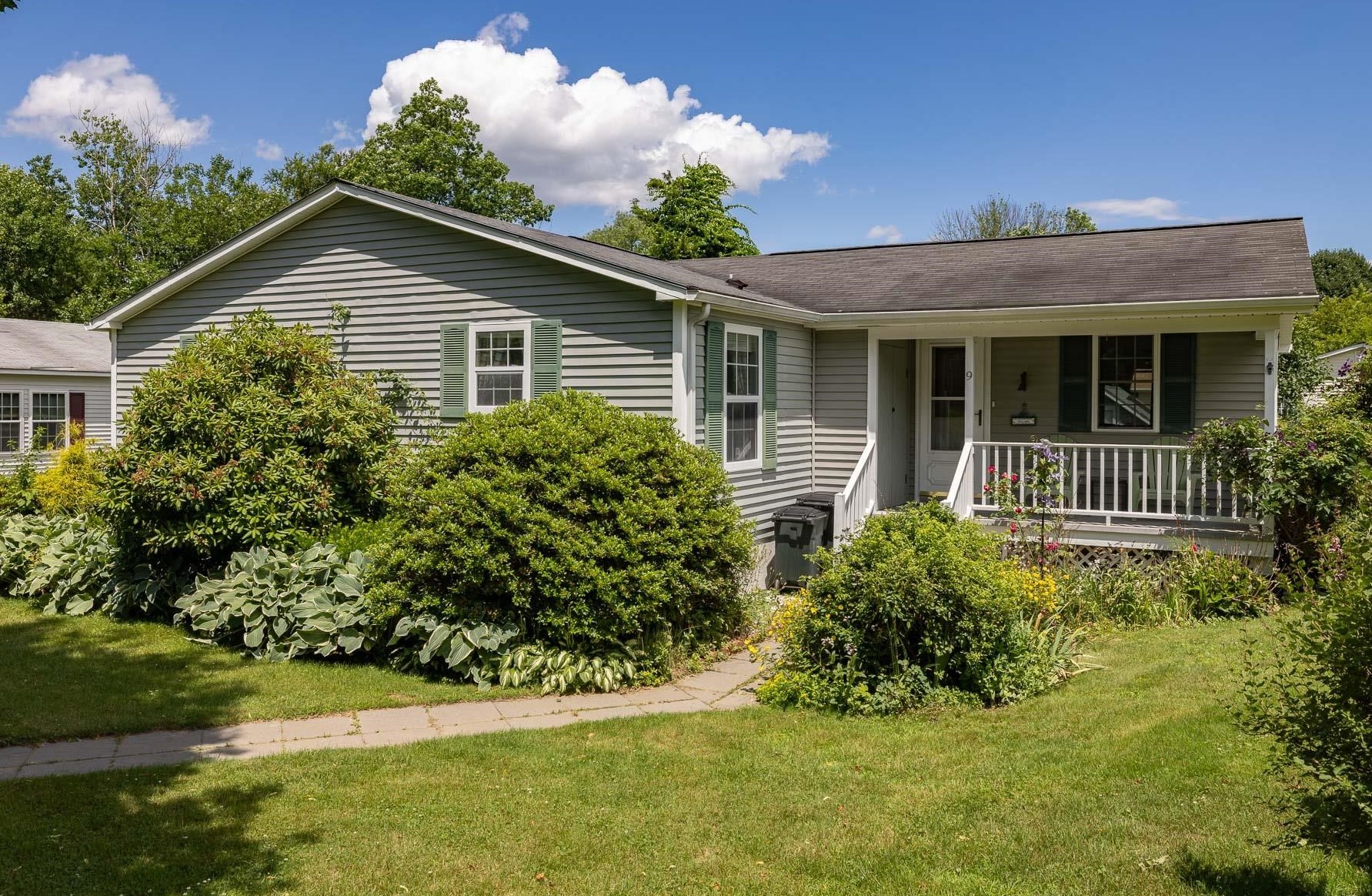 9 Aberdeen Dr, Stratham, NH 03885