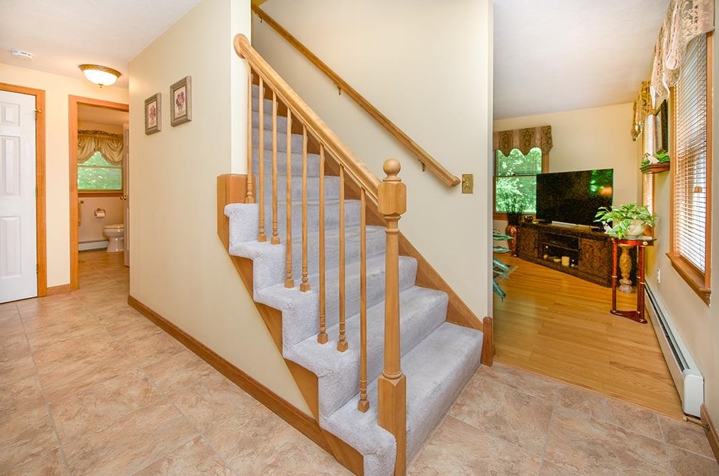 5 Deer Hollow Rd, Plaistow, NH 03865