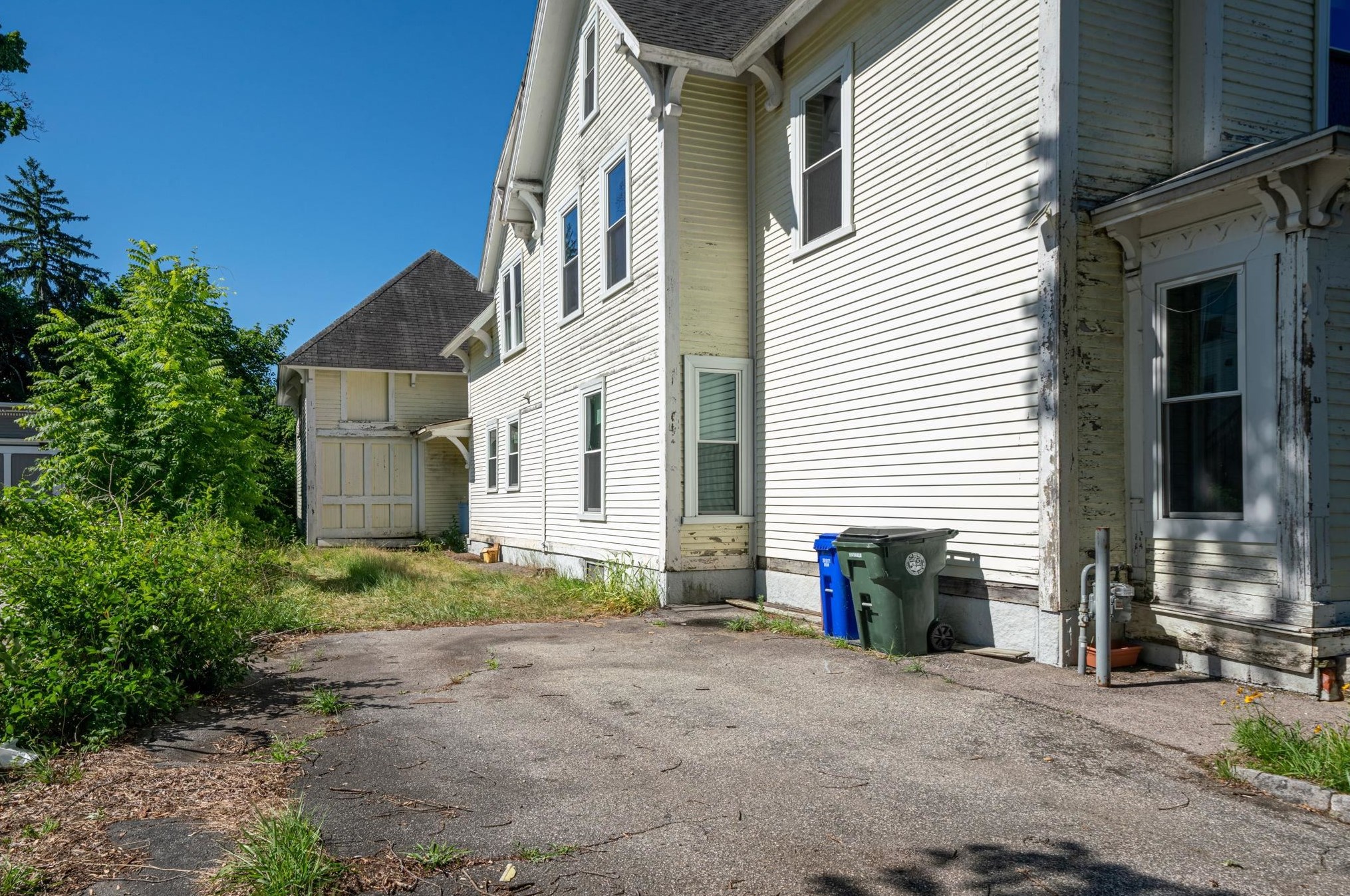 489 Hanover St, Manchester, NH 03104-5222