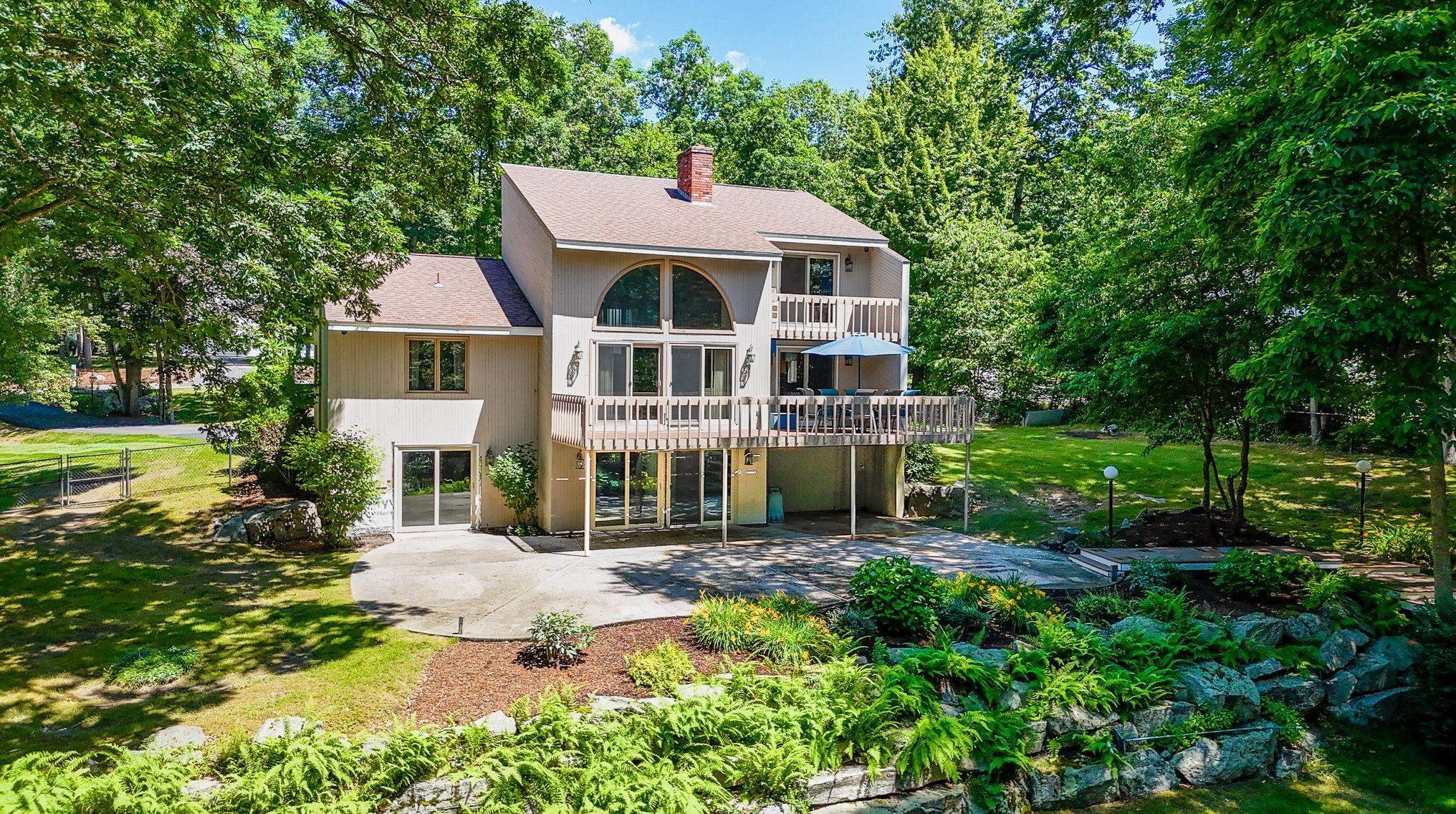 4 Lansing Dr, Salem, NH 03079