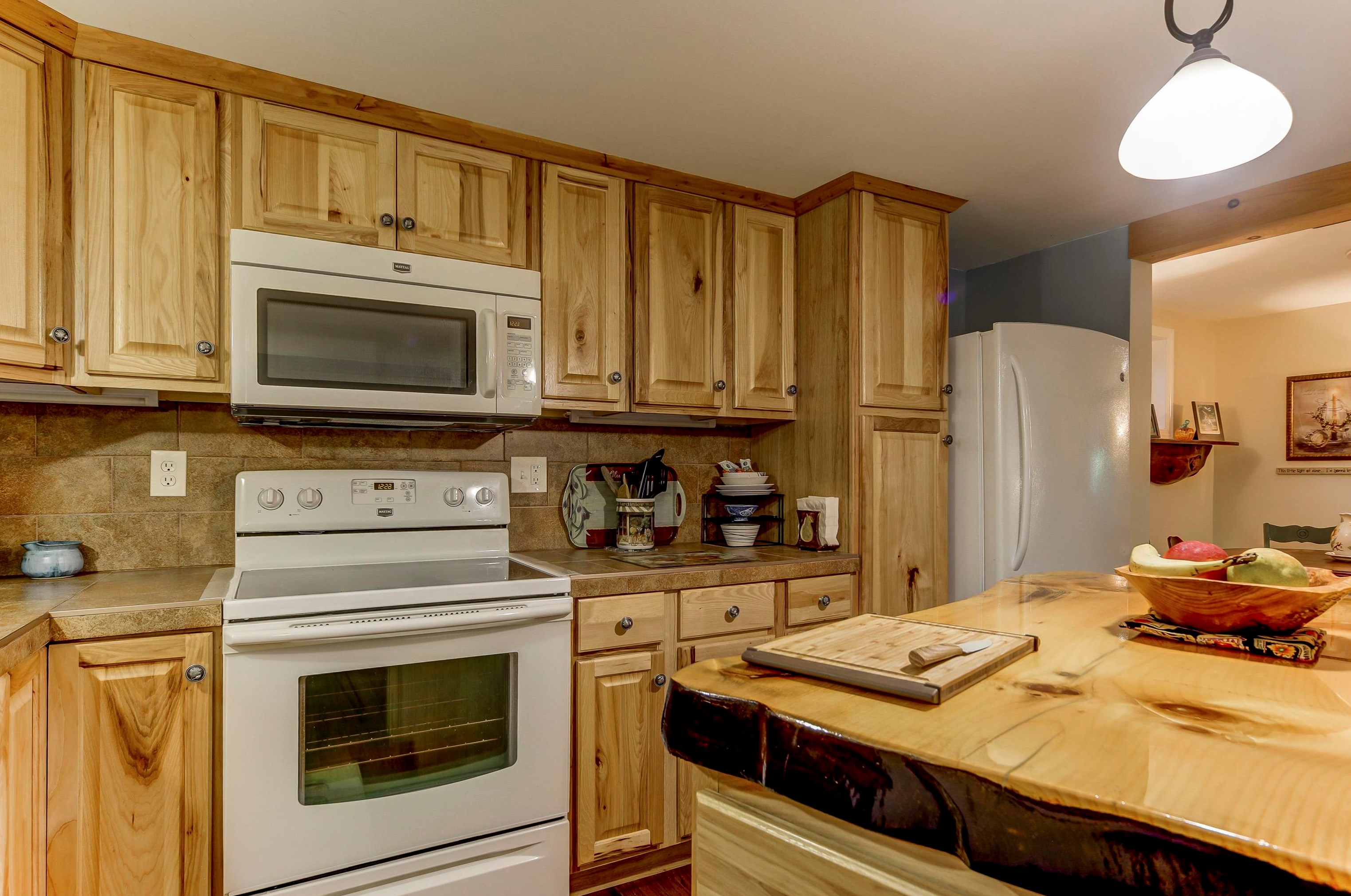 2396 West Side Rd, Hales Location, NH 03860