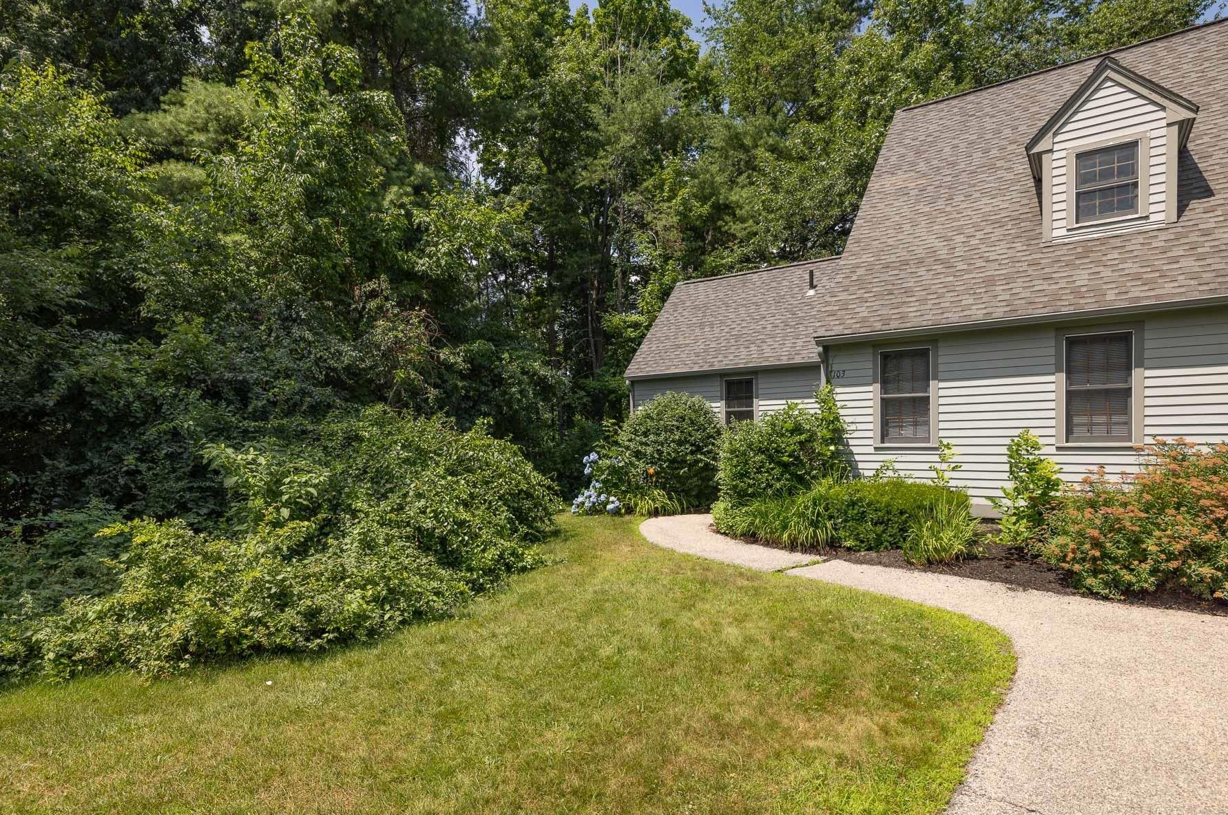 103 Glengarry Dr, Stratham, NH 03885