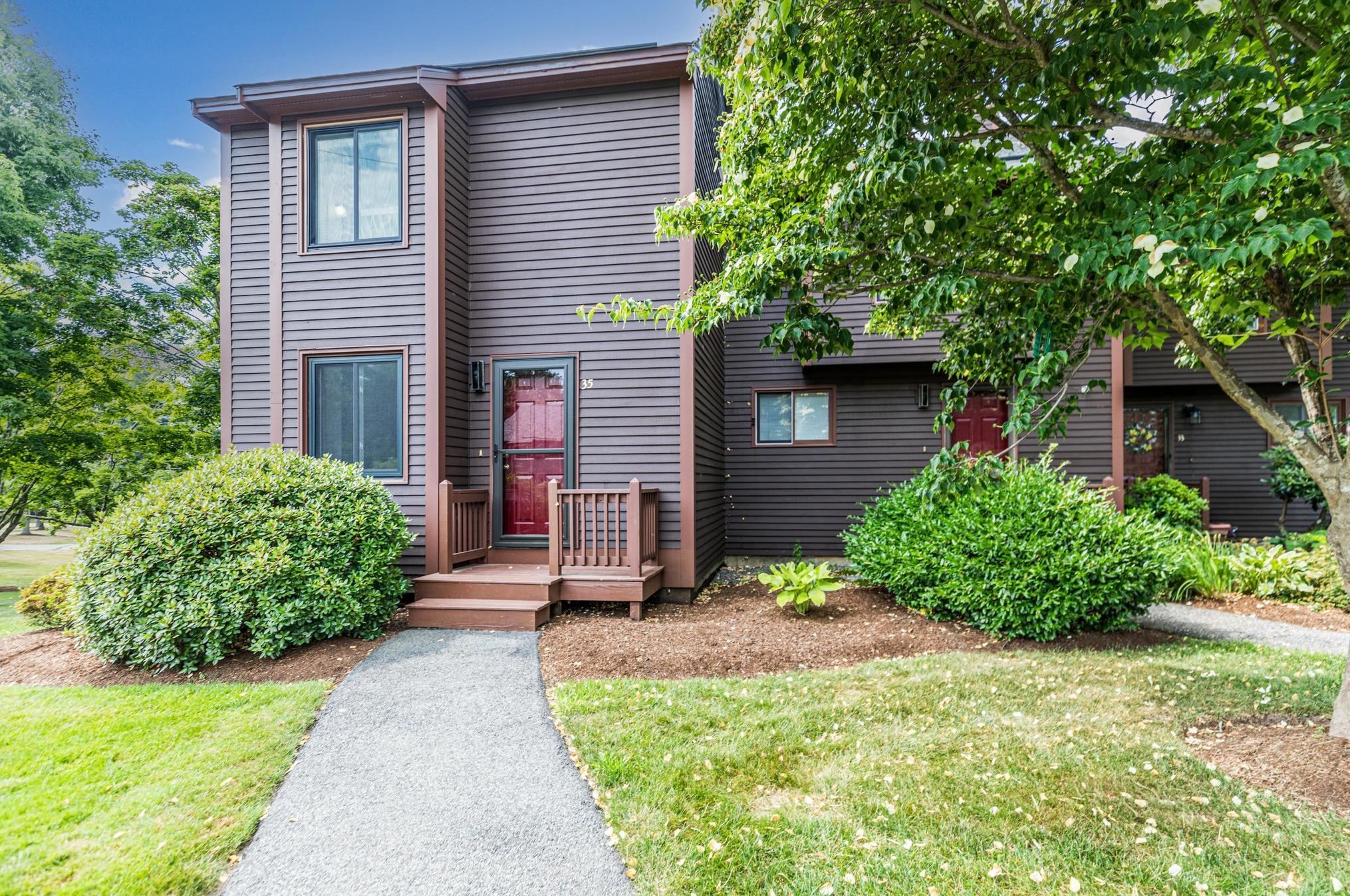 35 Thornhill Rd, Stratham, NH 03885