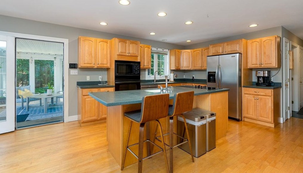 2 Strout Ln, Lee, NH 03824