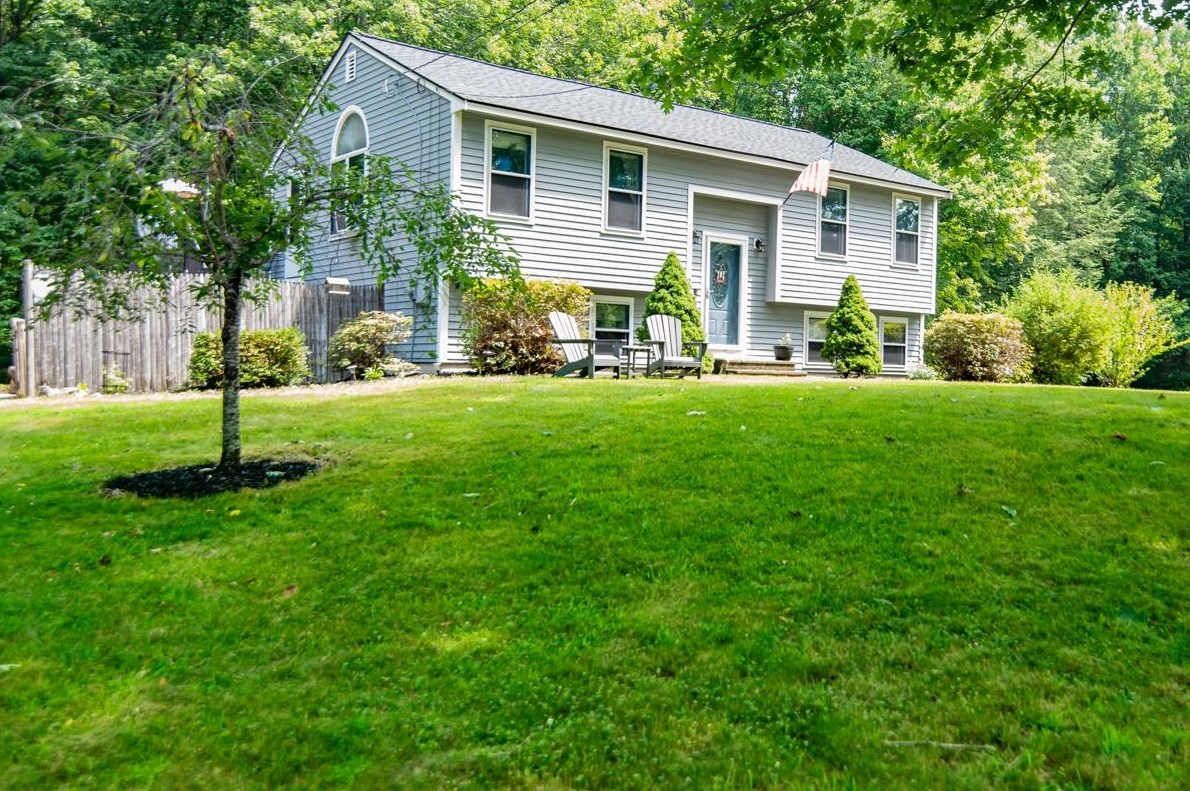 39 High St, Stratham, NH 03885