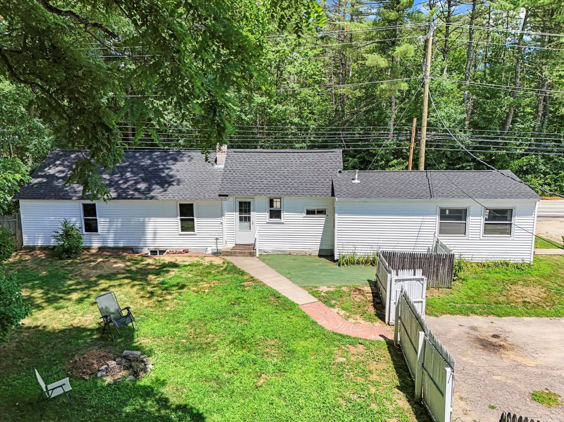 562 Main St, Tilton, NH 03276 exterior