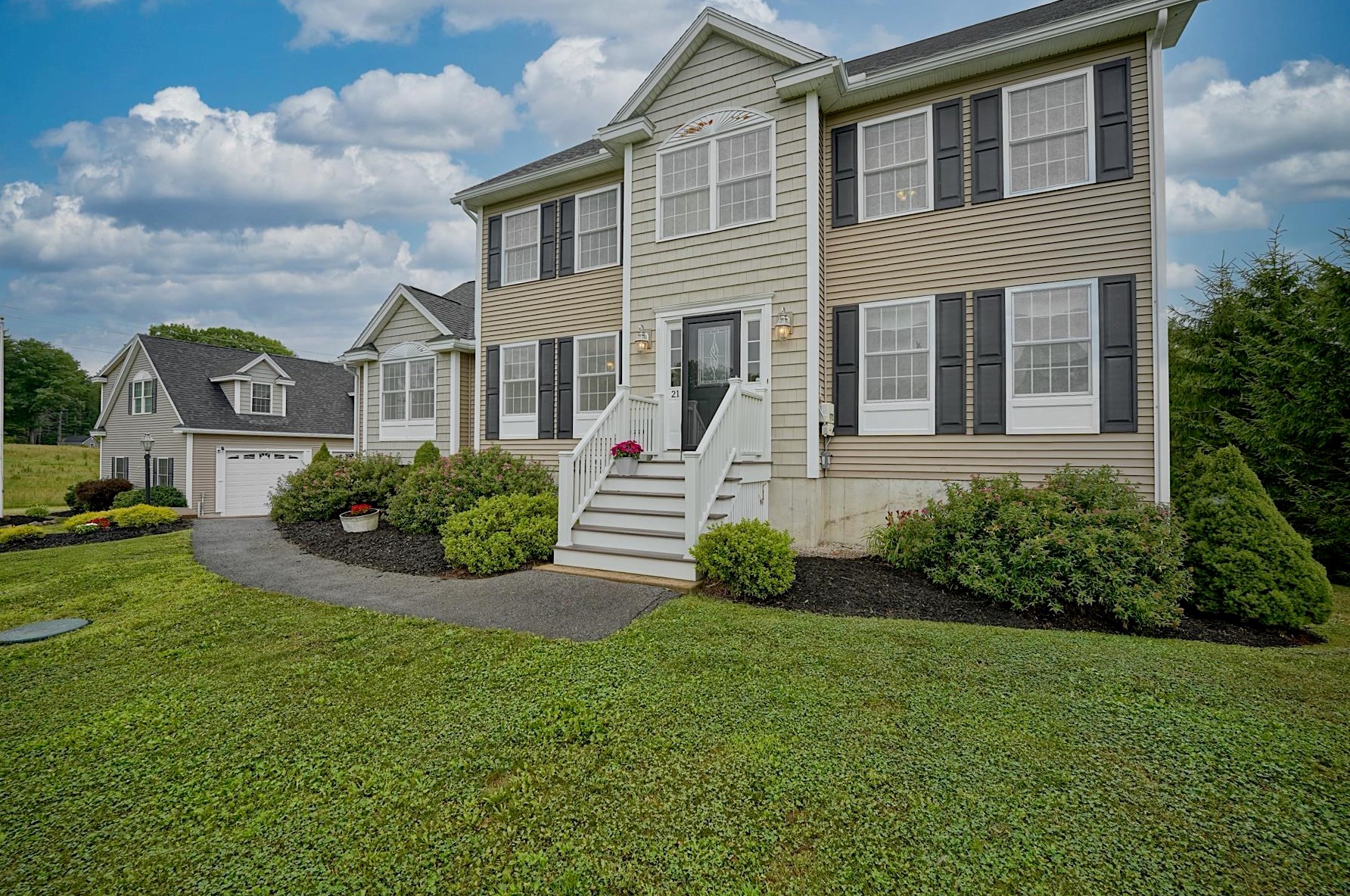 21 Falcon Ln, Dover, NH 03820