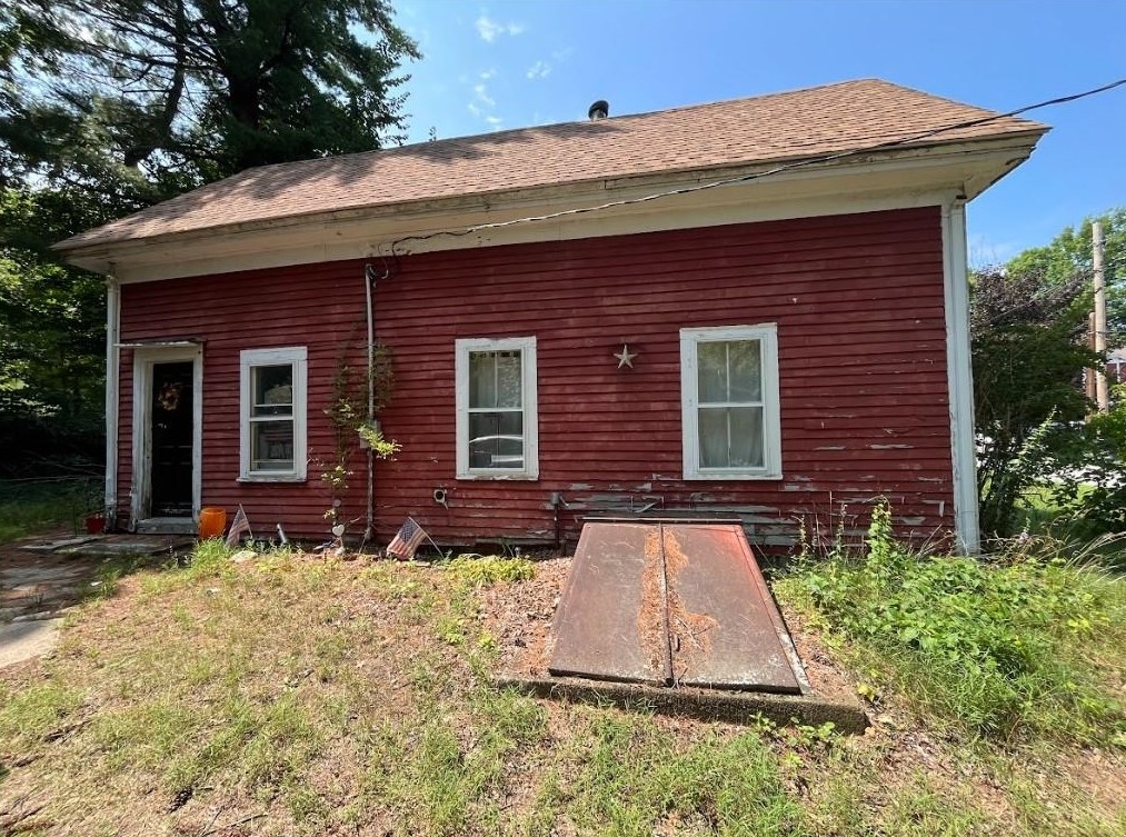 6 Elm St, Newton, NH 03858