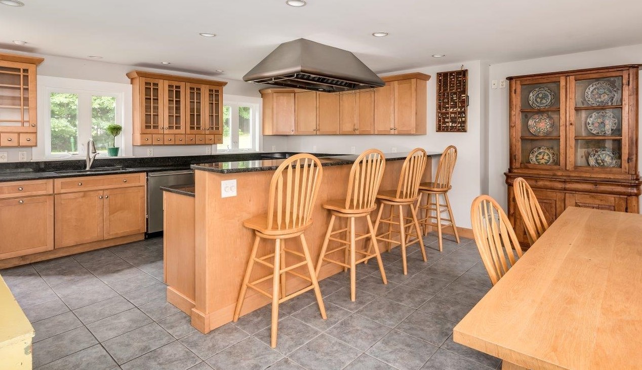 142 Piscassic Rd, Newfields, NH 03856
