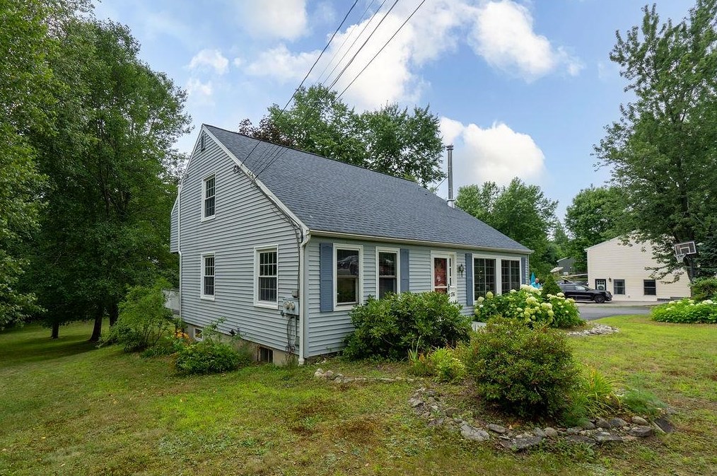 176 Exeter Rd, Newmarket, NH 03857