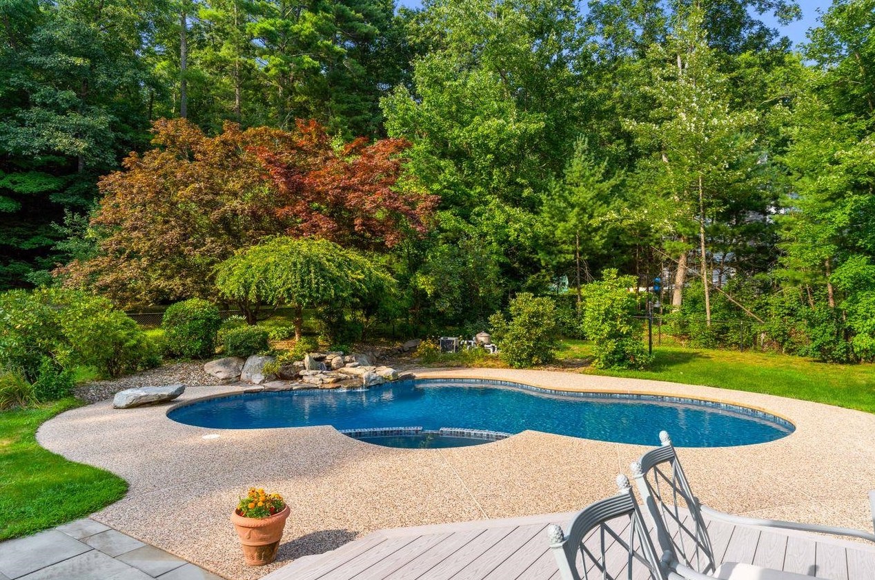 42 Louise Dr, Hollis, NH 03049