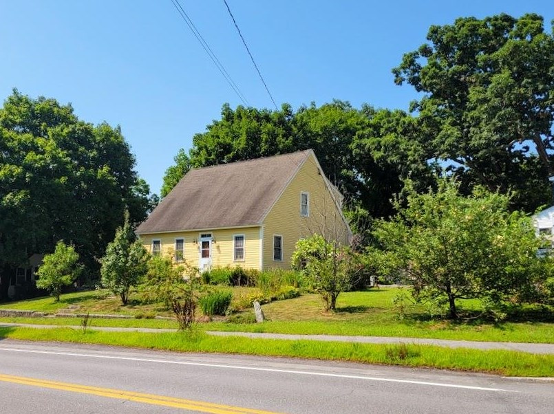 53 Prospect St, Henniker, NH 03242