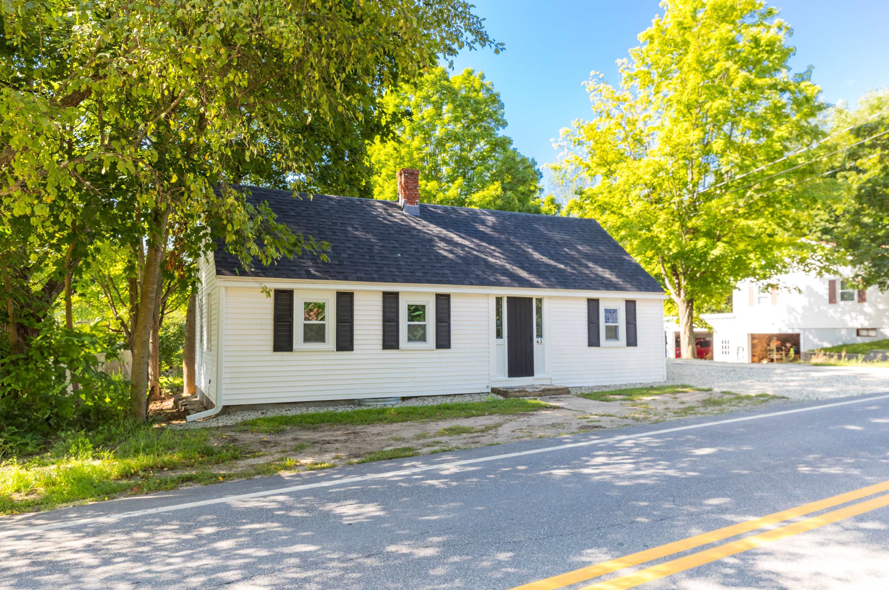 43 Elm St, Farmington, NH 03835-3224