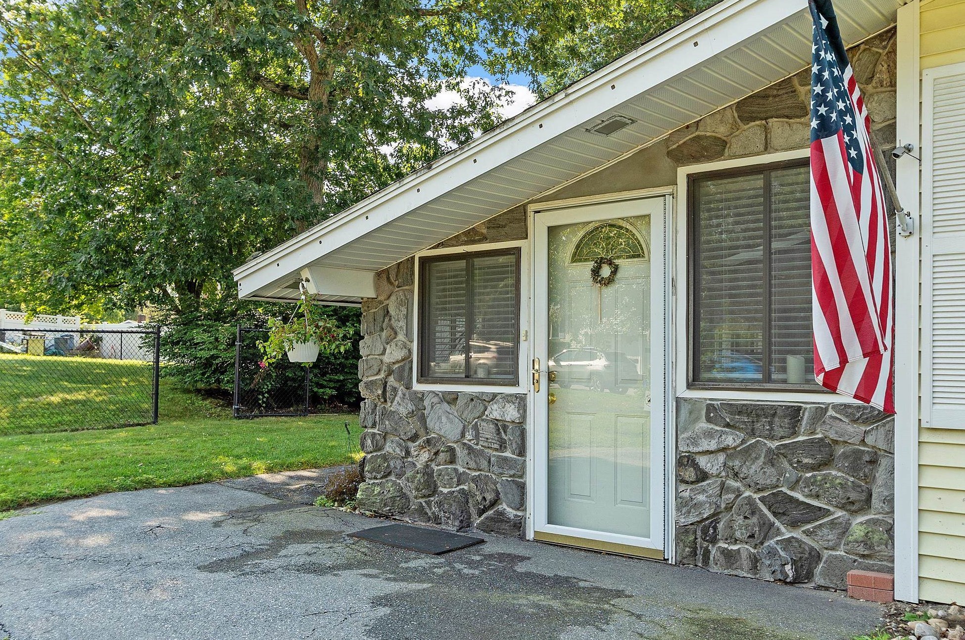 16 Carol Ave, Salem, NH 03079