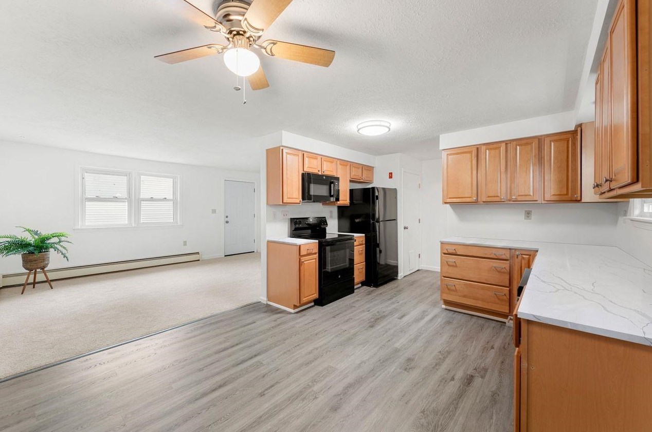 659 Central St, Manchester, NH 03103-3407