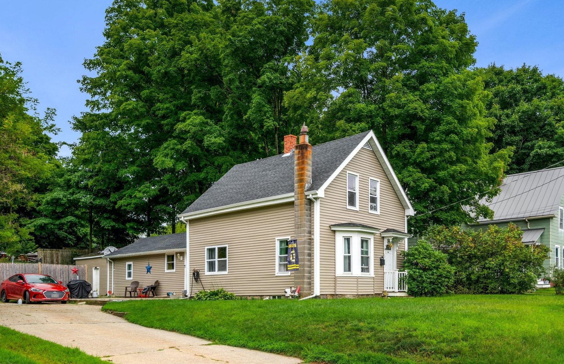 42 South Ave, Derry, NH 03038-2529