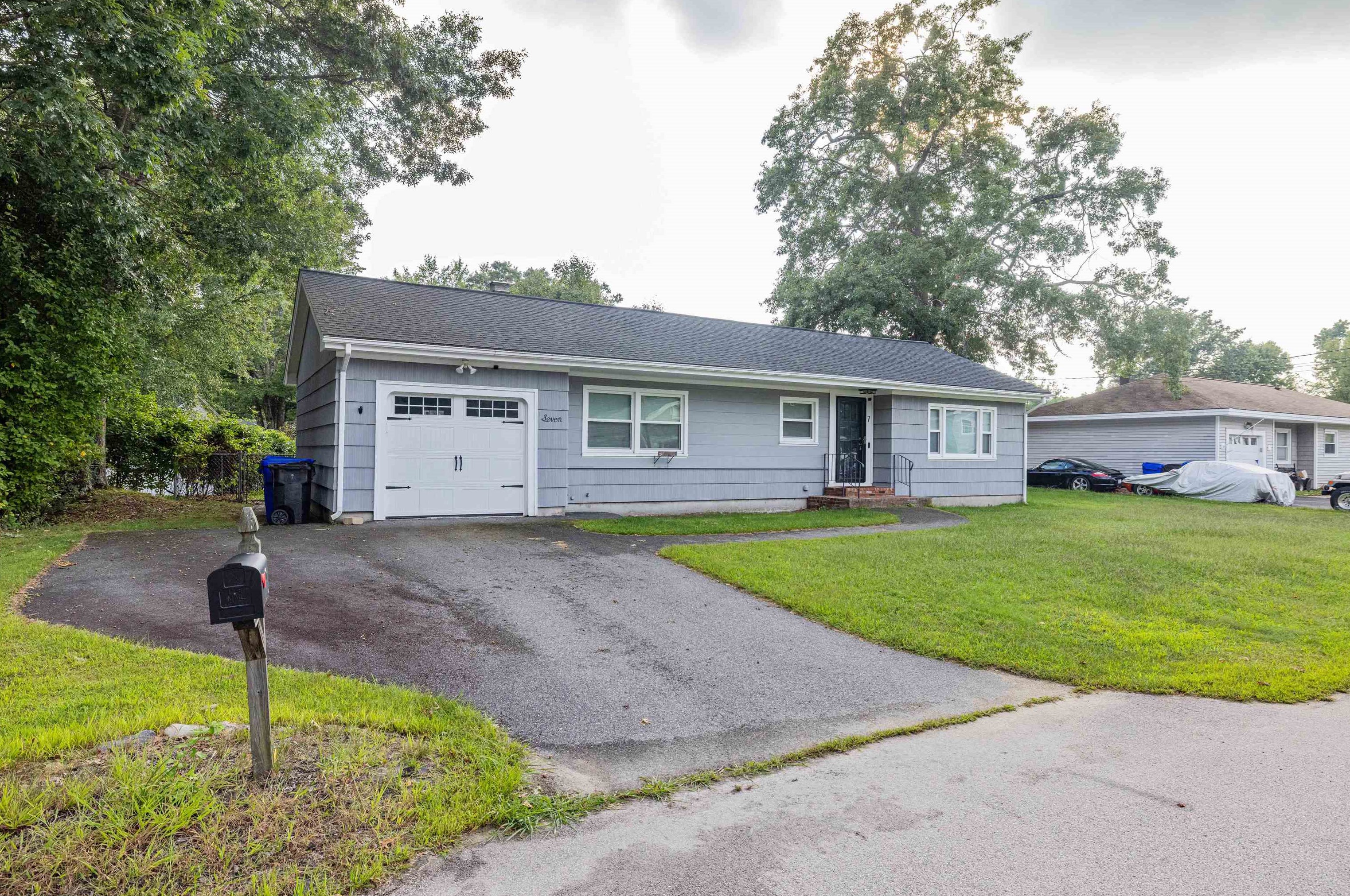 7 Chatham St, Hudson, NH 03051-4316