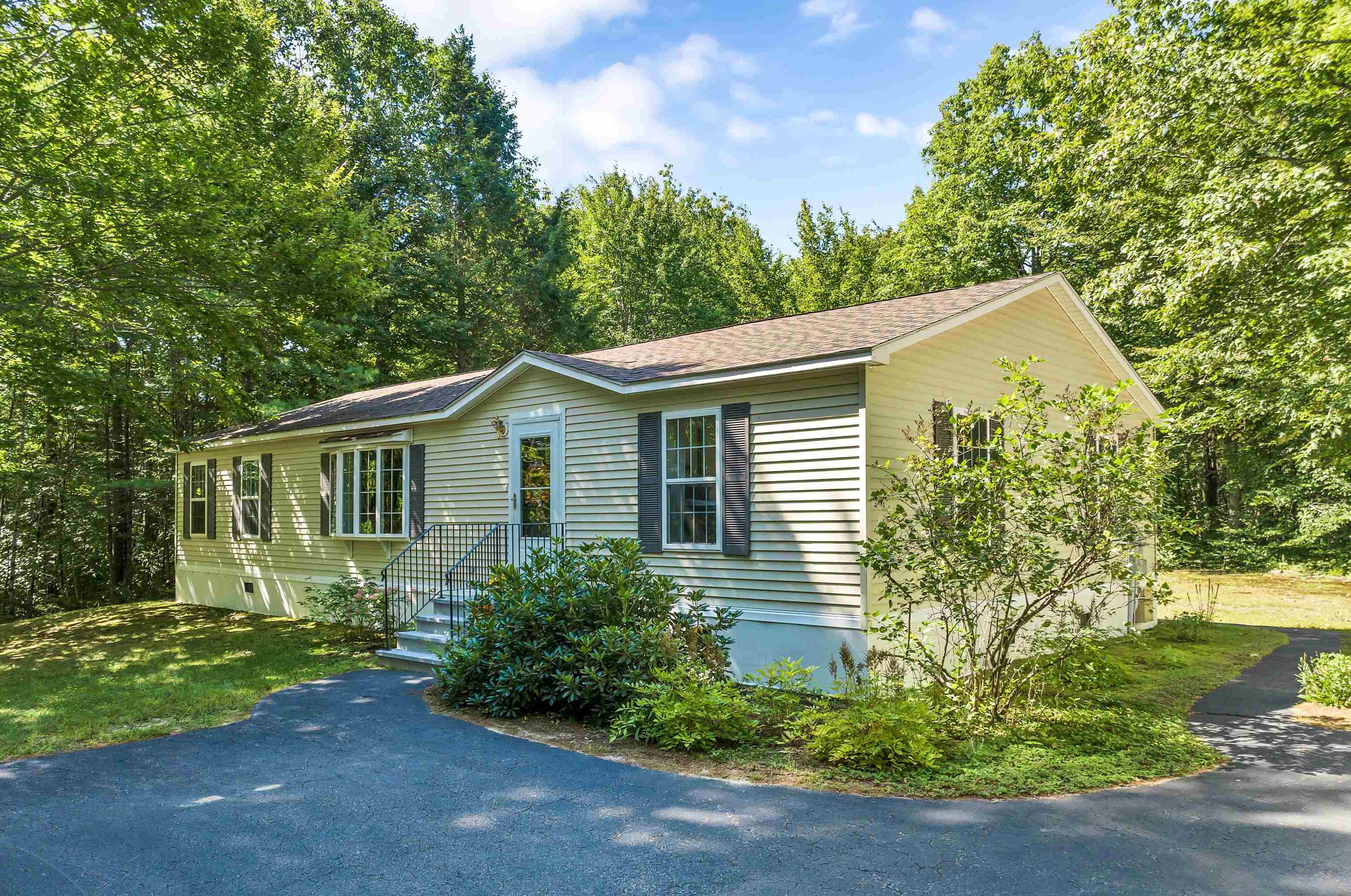 14 Moultrie Dr, Wolfeboro, NH 03894