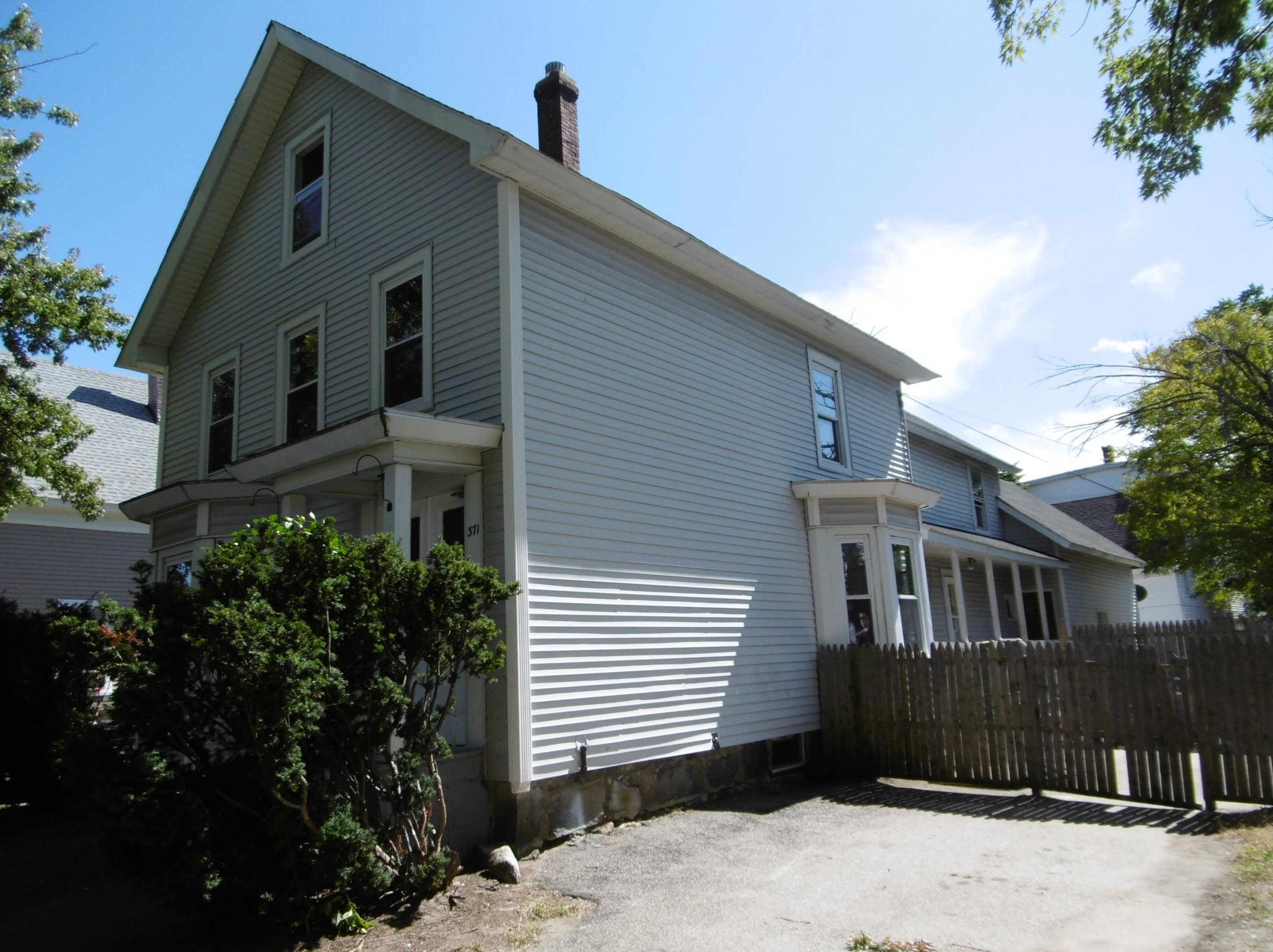 371 Central St, Manchester, NH 03103-4707