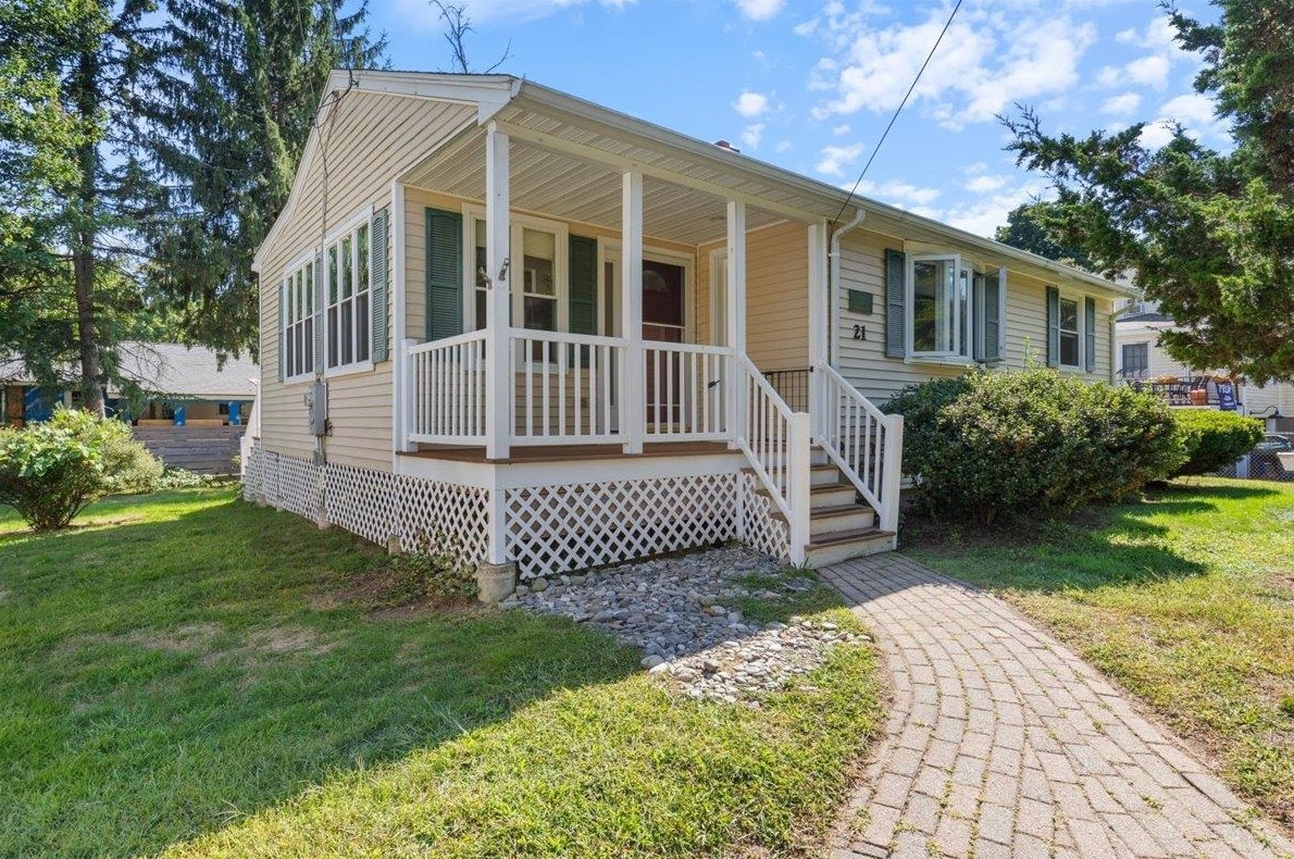 21 Douglass Way, Kensington, NH 03833