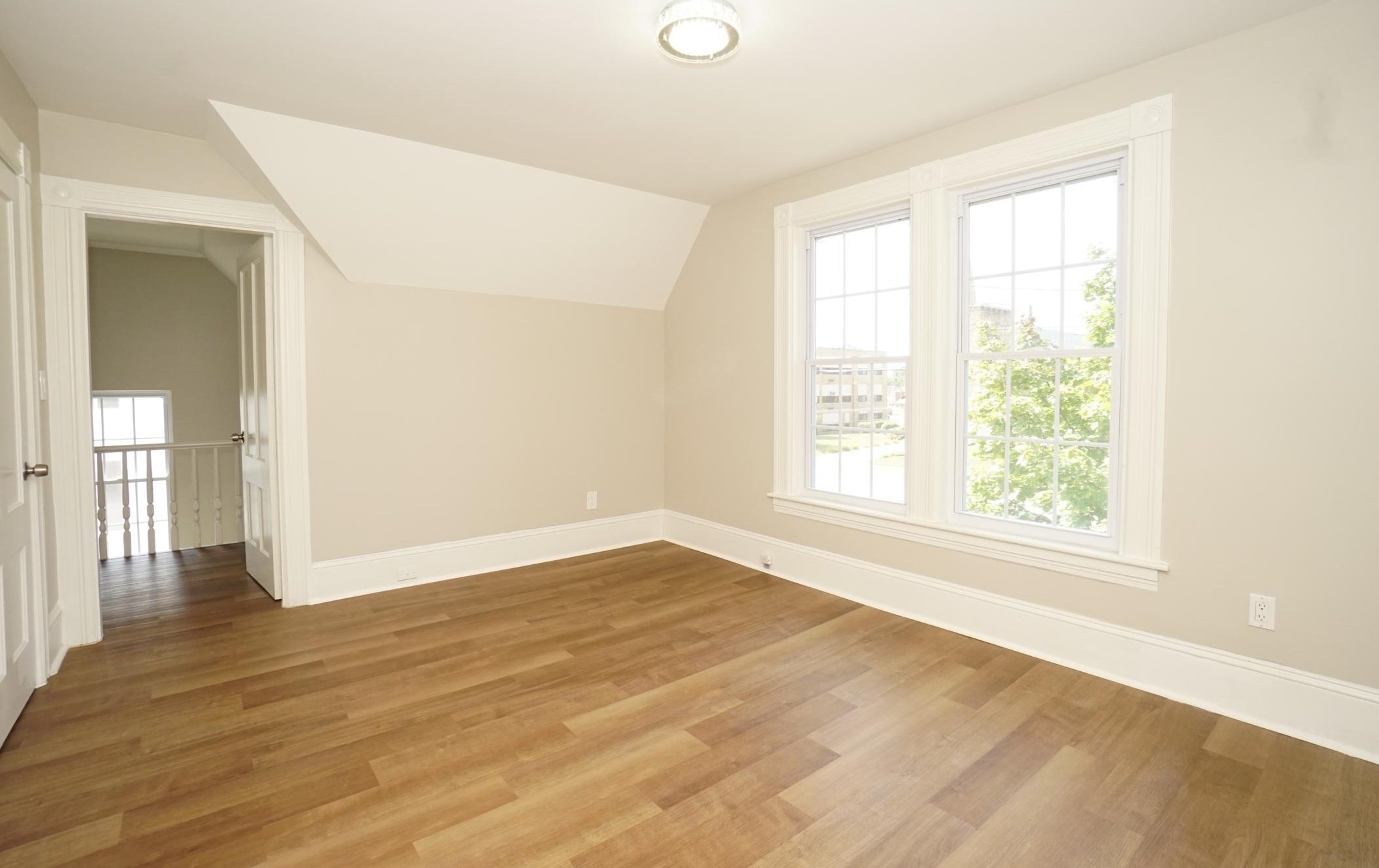 11 Elm St, Manchester NH 03103-7241 exterior