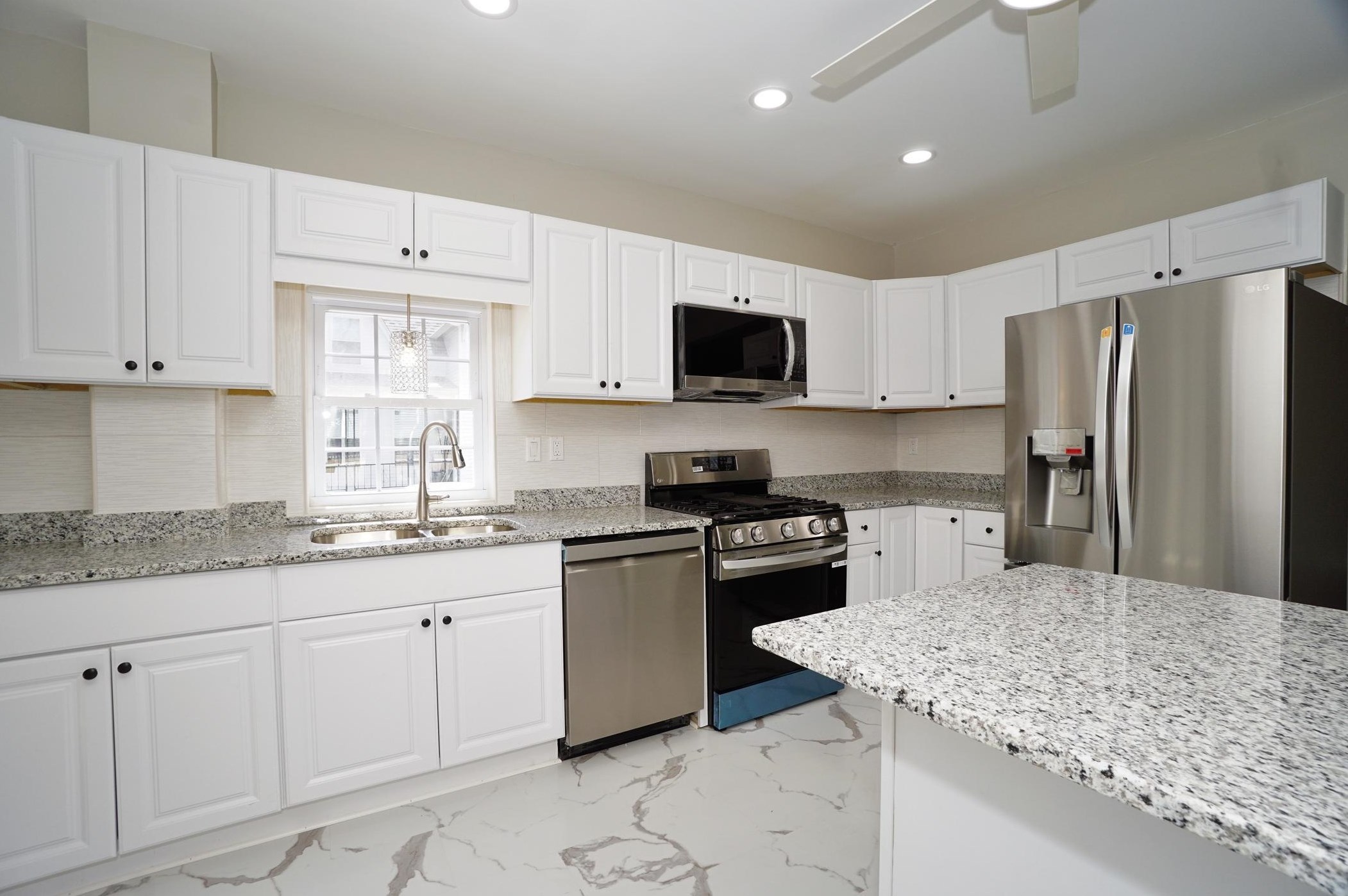 11 Elm St, Manchester NH 03103-7241 exterior