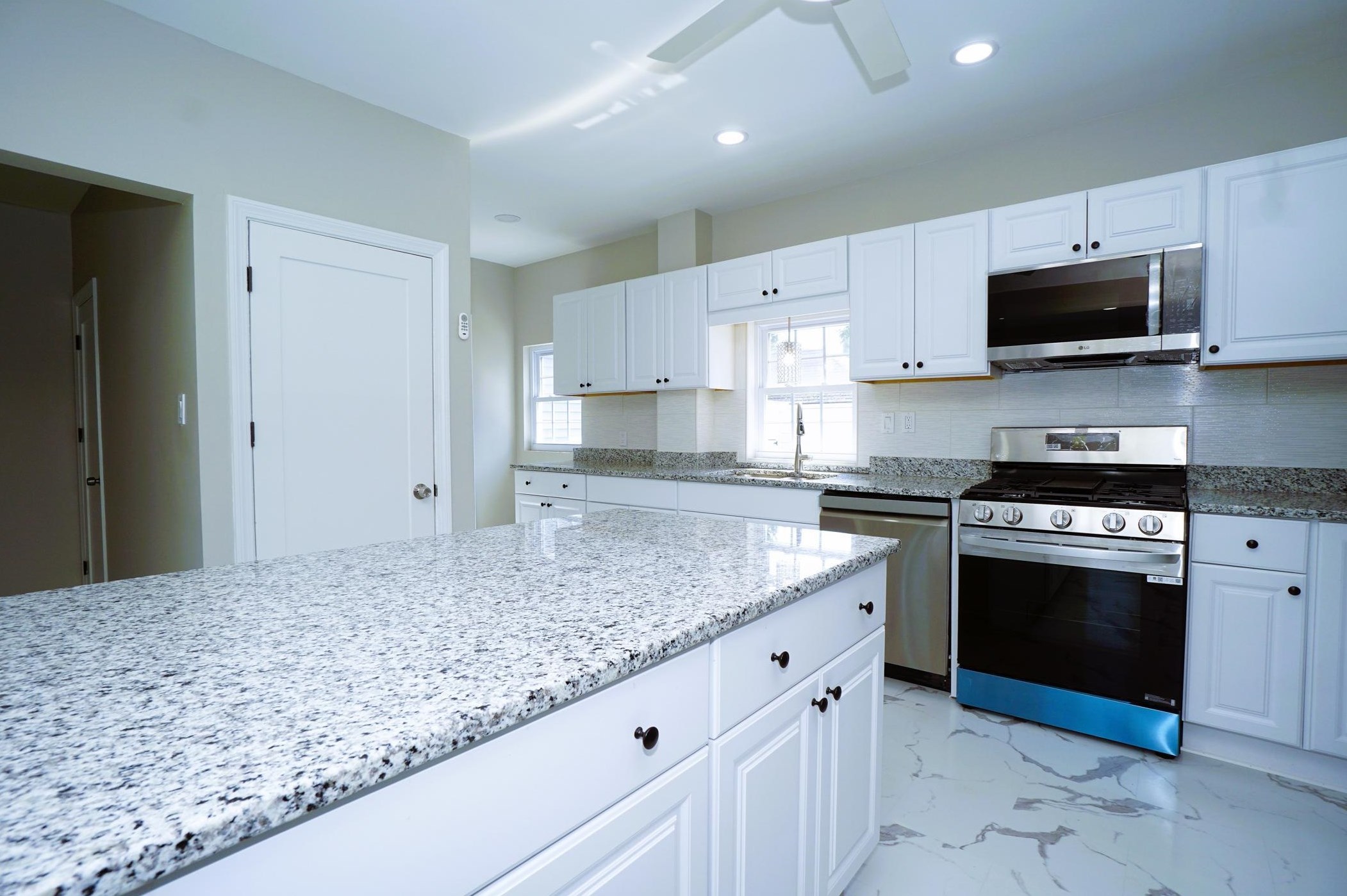 11 Elm St, Manchester NH 03103-7241 exterior